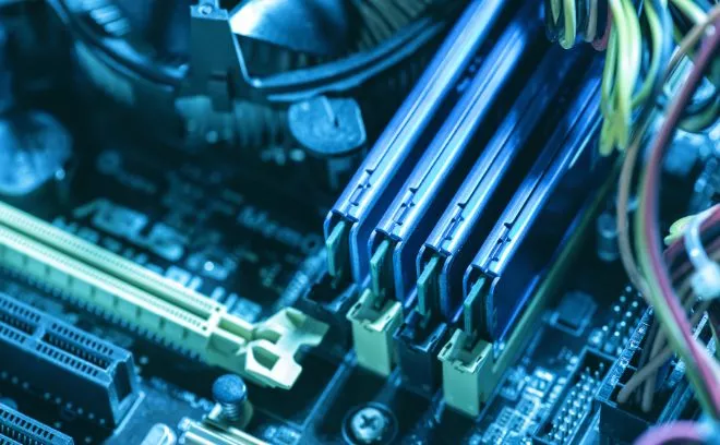 Różnica między pamięcią operacyjną i masową w komputerach