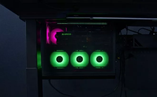 Lian Li DK-B. Biurko gamingowe z wbudowaną obudową PC i elektryczną regulacją wysokości