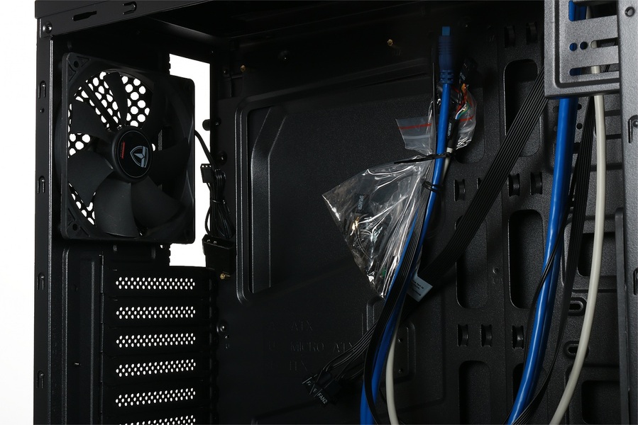 Zdjęcie produktu: Obudowa do komputera Cyclone Rage R75TG Pure Black Tinted Glass Window