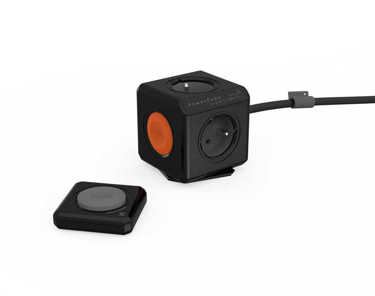 Zdjęcie produktu: Listwa zasilająca z uziemieniem PowerCube Extended Remote 1,5 m + pilot PowerRemote zestaw - czarny (1522BK/FREXRM)