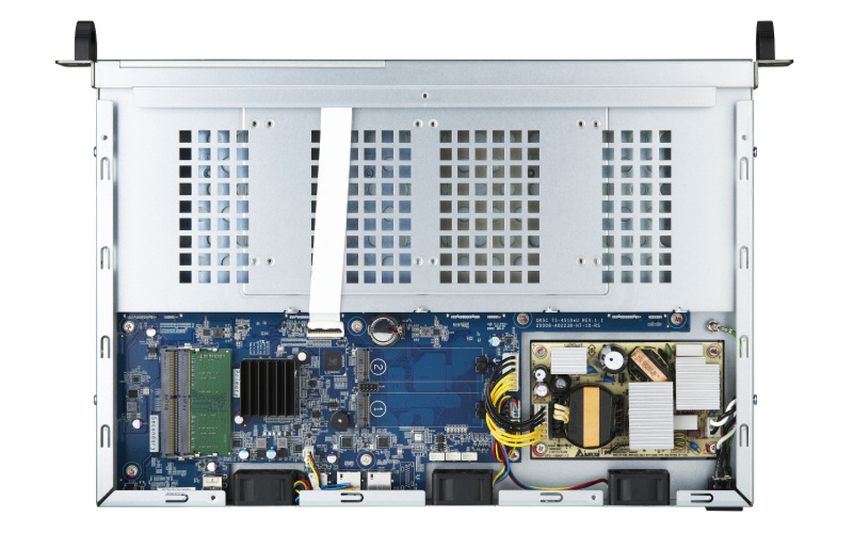 Zdjęcie produktu: Serwer plików QNAP TS-451DeU-2G rozbudowany do 8G 4-bay NAS, 2.5"/3.5" SATA 6Gbps, Intel Celeron J4025 2.0 GHz Dual Core, 8G RAM DDR4, 2x2,5GbE LAN, 2xUSB 3.2, 2xUSB 2.0, 2 x M.2 2280 SATA 6Gb/s