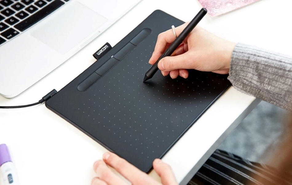 Wacom Intuos M Black 8
