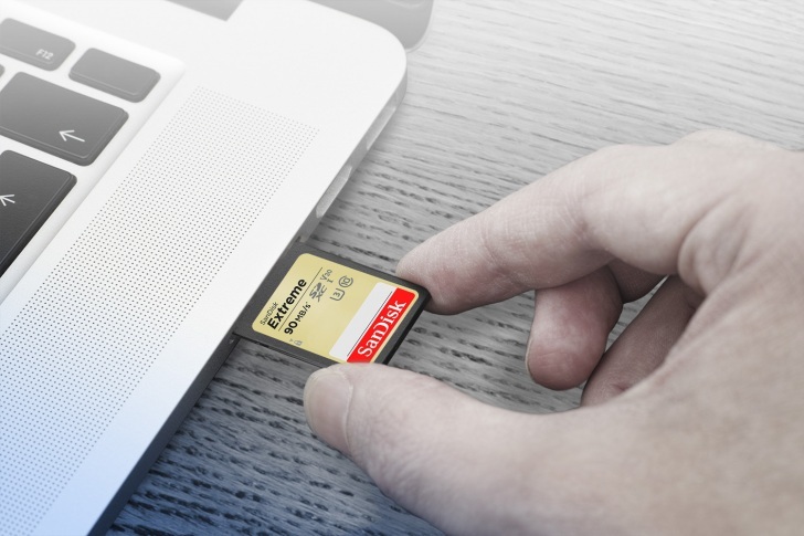 Sandisk 46 Sd Cardtransfer Thinkstockphotos 473790260